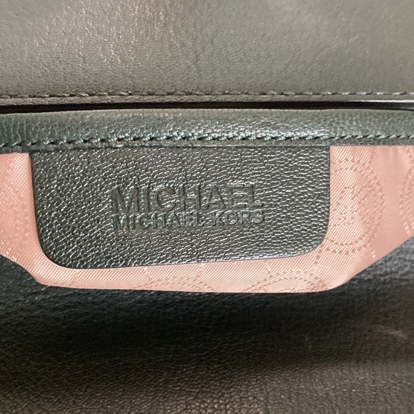 MICHAEL KORS LEADER CLUTCH  BAG